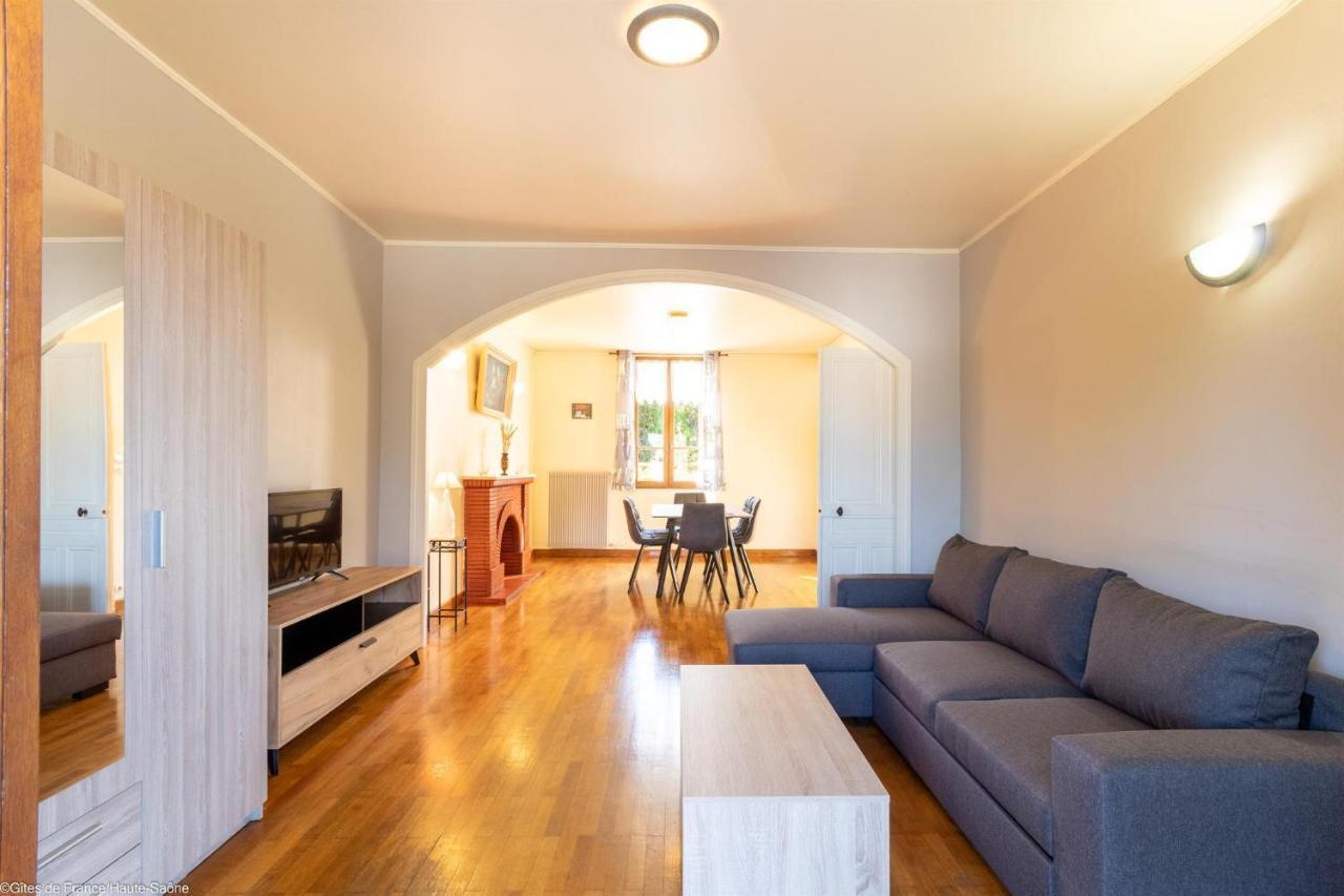 Les Hirondelles Villa Pesmes Екстериор снимка